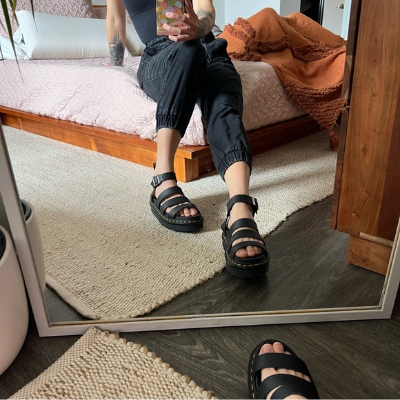 NWOT Dr. Martens Blaire Hydro Leather Strap Sandal - 7 - Picture 2 of 11